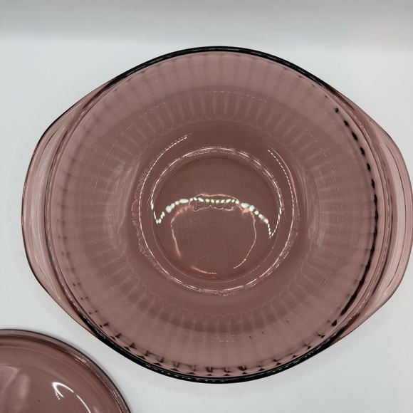 Pyrex Amethyst Purple Cranberry Ribbed Lidded Casserole Dish 2qt / 2L - Picture 3 of 5